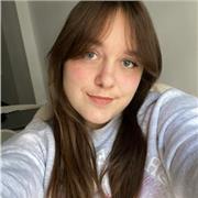 Estudiante de universidad imparte clases de apoyo a alumnos de primaria y ESO